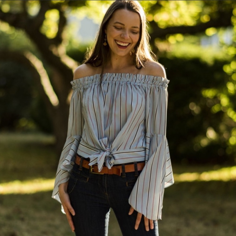 Essue off the shoulder Bell sleeve top